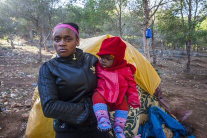 Otra de las razones de vivir bajo los plásticos en un bosque es que desde allí esperas tu plaza en una patera. Carine y su hija pasaron meses en el campamento de Bolingo ("amor", en lengua lingala) con el sueño de cruzar el mar de Alborán. Al final, Carine se cansó, cogió su dinero y se fue a Libia. Prefería morir en el intento que continuar sobreviviendo en los bosques de Marruecos. Allí fue rescatada por Médicos Sin Fronteras en octubre de 2017. Hoy en día, ese campamento aún existe, pero desde el comienzo del confinamiento por el coronavirus se han detinido las redadas policiales. Por desgracia, también las ayudas.