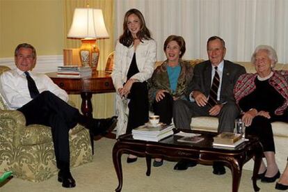 Rodeado por su familia en el salón amarillo de la Casa Blanca, el presidente Bush analiza el escrutinio parcial.