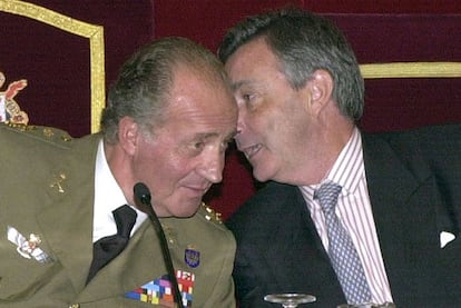 El rey Juan Carlos con Jorge Dezcallar en 2002.