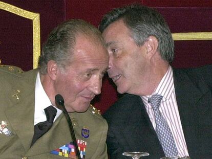 El rey Juan Carlos con Jorge Dezcallar en 2002.