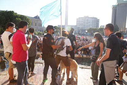 Miles de personas se reúnen en la plaza de Colón para manifestarse contra el uso de las mascarillas, en Madrid a 16 de agosto de 2020.