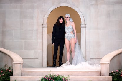 Virginie Viard, junto a la modelo Vittoria Ceretti, fue la encargada de salir a saludar al finalizar el último desfile Alta Costura de Chanel.