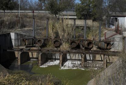 La Confederación Hidrográfica del Tajo va a construir en Talavera de la Reina un enlace permanente -que sustituirá al provisional, en la imagen- para llevar a los regantes del Alberche agua del Tajo. Se supone que solo se usará en caso de sequía, pero los agricultores están preocupados. Los documentos de la propia confederación admiten que uno de los puntos más críticos de toda la cuenca, tanto por la cantidad como la calidad del agua, está en esa zona.