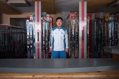 Kim Chol-Nam en la recepción de alquiler de equipos de esquí, donde trabaja en Masikryong, estación de esquí cerca de Wonsan.
