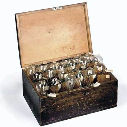 La colección de 23 bombillas de Thomas Alva Edison que usó en 1890 en el juicio para defender la patente de ese invento, que salieron a subasta y que no fueron vendidas en la galería Christie's.