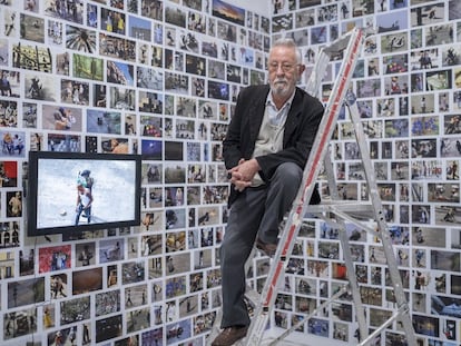 Nazario posa durante el montaje de su retrospectiva en la instalación 'Plaza Real', en el CAAC de Sevilla.