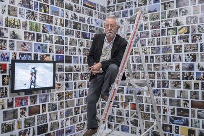 Nazario posa durante el montaje de su retrospectiva en la instalación 'Plaza Real', en el CAAC de Sevilla.