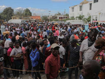 Cientos de haitianos aguardan en Puerto Príncipe para intentar conseguir un pasaporte que les permita dejar el país.