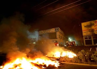 Una de las naves de calzado quemadas el jueves de la semana pasada en el polígono de Carrús.