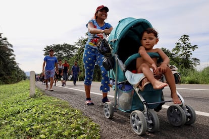 Sarai, migrante ecuatoriana, camina con su hijo en una caravana con rumbo a Estados Unidos, el 22 de octubre en el Estado de Chiapas, México.