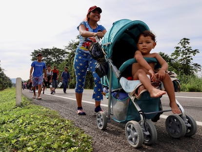 Sarai, migrante ecuatoriana, camina con su hijo en una caravana con rumbo a Estados Unidos, el 22 de octubre en el Estado de Chiapas, México.