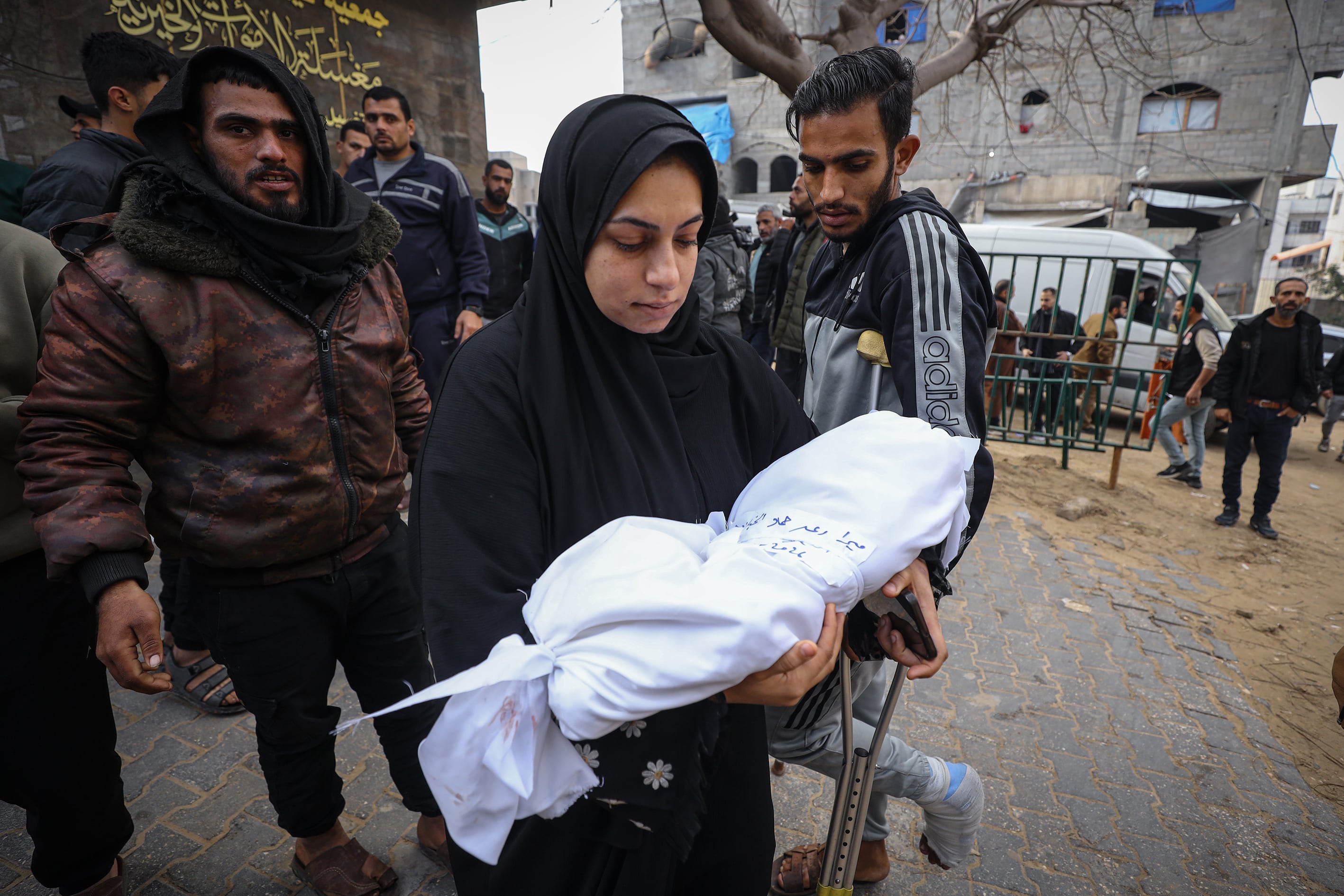 Un hombre con el cadáver del bebé muerto en los bombardeos, este miércoles en Ciudad de Gaza.