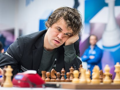 Carlsen piensa una de sus jugadas, hoy, en Wijk aan Zee