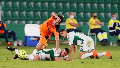 Gonzalo Guedes cae ante la entrada de Iván Marcone