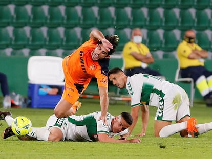 Gonzalo Guedes cae ante la entrada de Iván Marcone