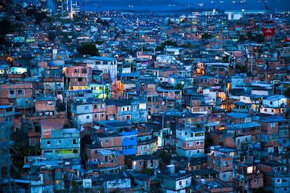 Vista do teleférico do Complexo do Alemão, composto por 13 favelas. O teleférico foi construido, segundo o poder público, para atender às necessidades de transporte da população, mas também para atrair mais visitantes e turistas estrangeiros, tendo em vista às Olimpíadas de 2016. Por causa do evento, além da Copa do Mundo de 2014, a cidade do Rio de Janeiro começou rapidamente viver mudanças diárias. Uma das mais importantes para o Governo é a pacificação das favelas, as famosas Unidades de Polícia Pacificadora (UPP). Uma das novas iniciativas do poder público vem sendo a incorporação de um elevado número de mulheres à Polícia Militar, uma tentativa de renovar e limpar a imagem da Polícia.