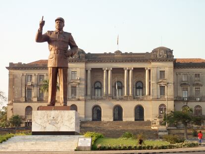 Estatua de bronce de Samora Machel, ubicada en el centro de la Praça da Independência en Maputo, Mozambique. Machel (1933-1986) fue militar, revolucionario, y el primer Presidente de Mozambique.