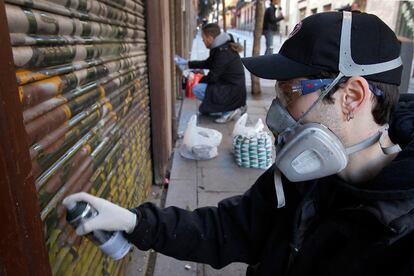 Los grafiteros acudieron a la cita provistos de máscaras, 'sprays' e incluso animaron la jornada a ritmo de música hip-hop.
