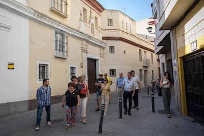 Miembros de la recién creada plataforma ciudadana para recuperar en Sevilla la iglesia de San Pedro de Alcántara, el lunes frente al templo. 