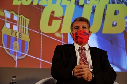 Joan Laporta, precandidato a la presiencia de Barça, presentó su proyecto para la fundación del club. Ha ofrecido entregar trozos de la lona exhibida frente al Bernabéu a los socios del club a cambio de donaciones solidarias.