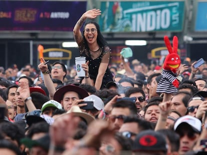 El público durante la presentación del grupo Porter en la 21 edición del festival Vive Latino, en Ciudad de México, el 15 de marzo de 2020.