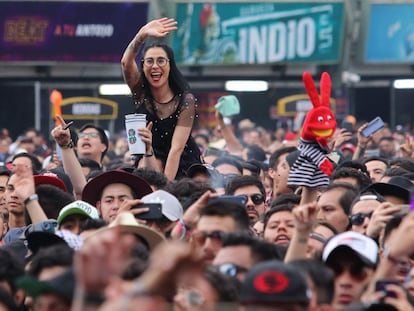 El público durante la presentación del grupo Porter en la 21 edición del festival Vive Latino, en Ciudad de México, el 15 de marzo de 2020.