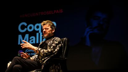 El cantante Coque Malla conversa con un grupo de lectores de EL PAÍS en la sala Gayarre del Teatro Real.