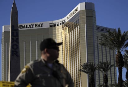 El hotel Mandalay Bay, con dos ventanas rotas por las que disparó el asesino.