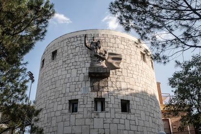 Una escultura de San Cristóbal recibe a todos aquellos que llegan a la colonia desde la A2.