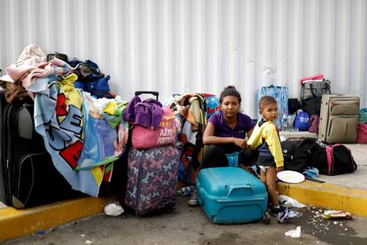 Juviamdy García, de 19 anos, viaja junto a seu filho Luian, de 2, para se reencontrar com seu marido, que vive há um ano no Peru. Juviamdy, paramédica, conta com 20 dólares para tentar chegar a Lima, enquanto seu filho teve episódios de diarreia e sangue nas fezes durante a travessia. "Chegamos a San Antonio (Venezuela) na segunda-feira e (o guia) nos ajudou a cruzar (a fronteira) utilizando os caminhos. Quando chegamos do outro lado, a polícia colombiana nos parou e nos fez voltar. Tivemos que voltar ao rio, mas dessa vez só com as crianças, porque ninguém nos ajudou". Juviamdy estudava medicina, mas desistiu ao engravidar e depois de uma experiência traumática quando, durante uma aula, vários homens entraram armados na sala de aula para roubar o grupo.