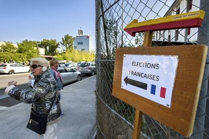 Ginebra, Suiza. Franceses viviendo en Suiza se dirigen a ejercer su derecho al voto en un colegio electora.