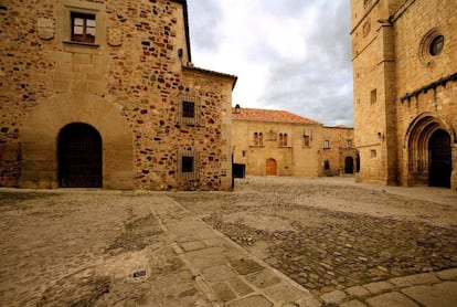 El casco histórico de Cáceres es patrimonio mundial desde 1986. La Unesco le otorgó esta distinción por la compacidad de su arquitectura, una sucesión de palacios y casonas con influencias románicas, góticas y del Renacimiento italiano. En la foto, la plaza de Santa María.