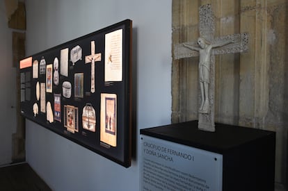 Uno de los nuevos paneles informativos del museo, que muestra el "San Isidoro disperso", con piezas que estuvieron en la colegiata y hoy están en otras colecciones