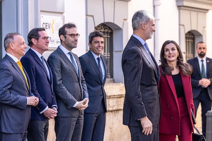 Los reyes Felipe VI y Letizia, a su llegada a la de la patronal en Valencia, delante de (de izquierda a derecha): Salvador Navarro, Antonio Garamendi, Carlos Cuerpo y Carlos Mazón.