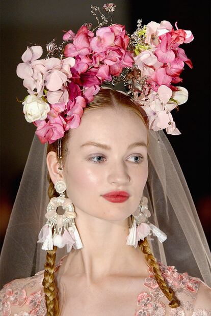 Aunque las coronas de flores están muy vinculadas al mundo nupcial, las propuestas para novias suelen estar creadas con pequeñas y discretas flores. Naeem Khan se saltó la norma en su colección de novias otoño-invierno 2016.