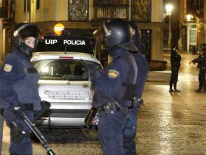 Agentes de la Policía en las inmediaciones del domicilio de Arantza Urkaregi, detenida esta madrugada.