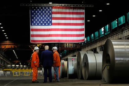Donald Trump, de espaldas, en su visita a la planta de U. S. Steel.