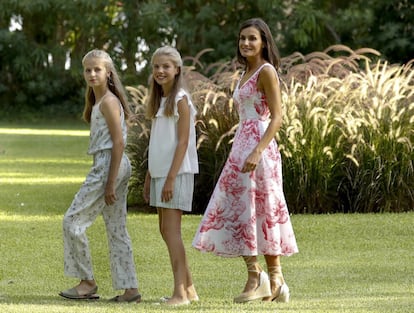Este 2019, la Reina y sus hijas, la princesa Leonor y la infanta Sofía, optaron por ropa informal para el posado veraniego en los jardines de Marivent.