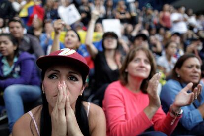 Una mujer llora en una concentraci&oacute;n de homenaje a las v&iacute;ctimas de la represi&oacute;n en Venezuela.