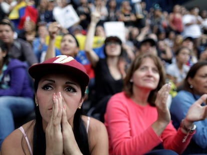 Una mujer llora en una concentraci&oacute;n de homenaje a las v&iacute;ctimas de la represi&oacute;n en Venezuela.