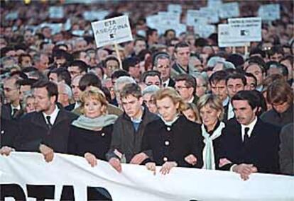 <font size="2"><b>Las manifestaciones celebradas ayer en Zaragoza y Euskadi evidenciaron la división entre los partidos</b></font>Foto: JULIO E. FOSTER