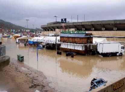 Vista de las inundaciones que se han producido en los alrededores del estadio Cartagonova de Cartagena, ciudad en la que numerosos colegios han suspendido las clases y se ha aplazado el inicio oficial del curso escolar a causa de las fuertes lluvias que caen en este municipio y zonas limítrofes.