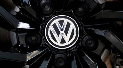 Logotipo de Volkswagen en una llanta.