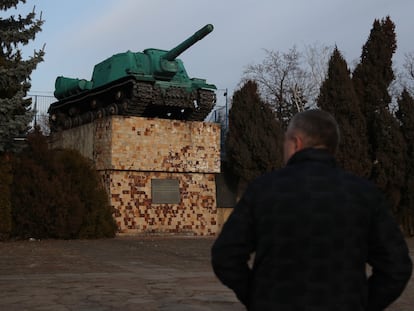 Monumento en recuerdo de la II Guerra Mundial en Yampil (Ucrania).