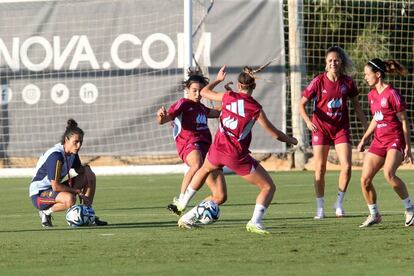 La selección española femenina de fútbol en un entrenamiento en Oliva, Valencia.