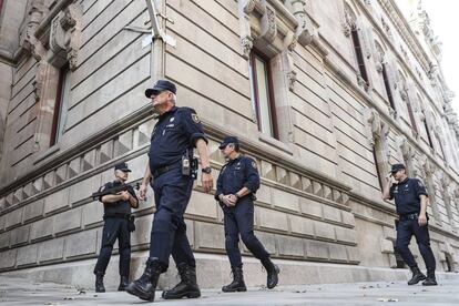 Agentes de la Policía Nacional ante la sede del Tribunal Superior de Justicia de Cataluña en una imagen de archivo.