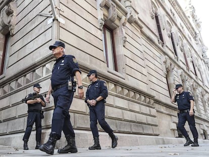 Agentes de la Policía Nacional ante la sede del Tribunal Superior de Justicia de Cataluña en una imagen de archivo.