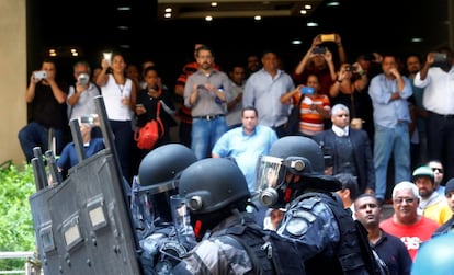 Policiais se posicionam para proteger a entrada da Assembleia Legislativa do Rio.