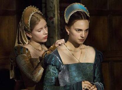 Scarlett Johansson y Natalie Portman, en <i>Las hermanas Bolena. </i>