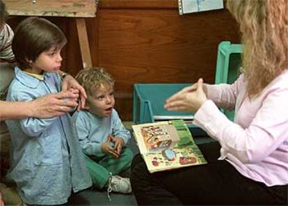 Una clase de niños sordos en el Colegio Hispano de la Palabra de Madrid.